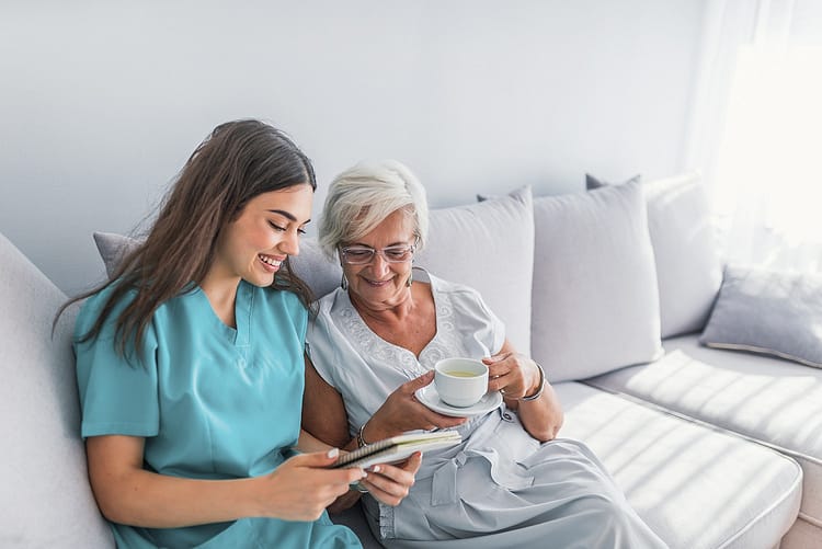 Frau mit Patientin